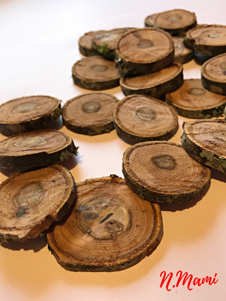 Adornos de Navidad con elementos de la naturaleza discos de madera cortados